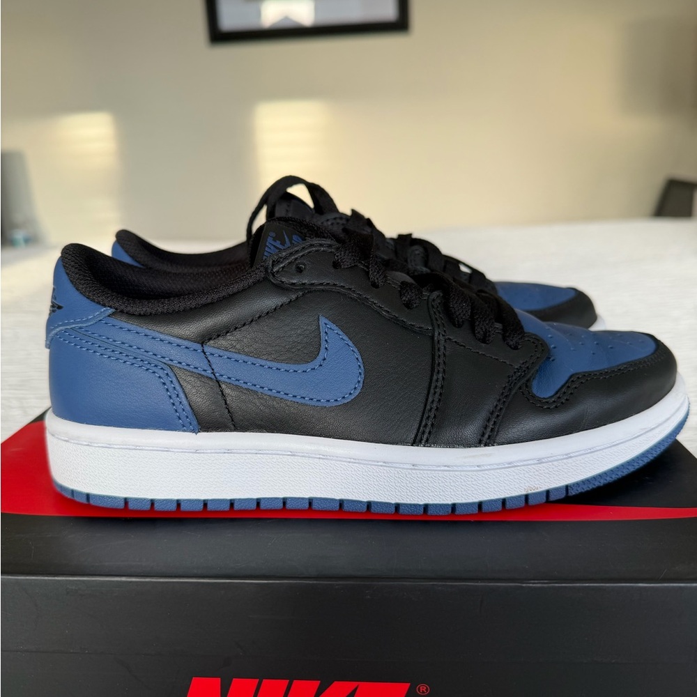 Nike Black and Navy Sneakers - Picture 4 of 5